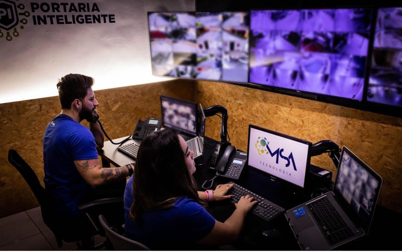 Central de monitoramento da MSA com operadores acompanhando as câmeras em tempo real